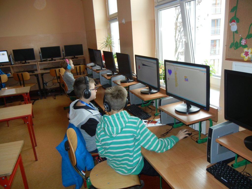Uczniowie w sali komputerowej