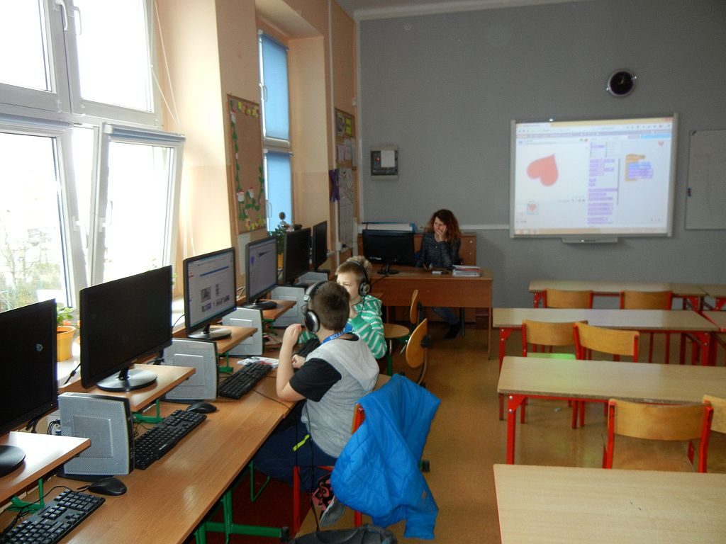 Uczniowie w sali komputerowej