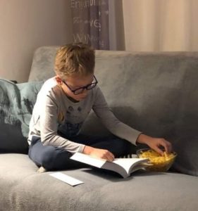 Chłopiec na kanapie z książką