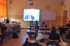 Więcej o: E-lekcja z sędzią.